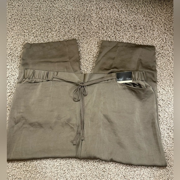 LANE BRYANT size 18 Olive Green Drawstring Elastic Waist Capri Pants NEW Nice❤️ - Picture 1 of 13